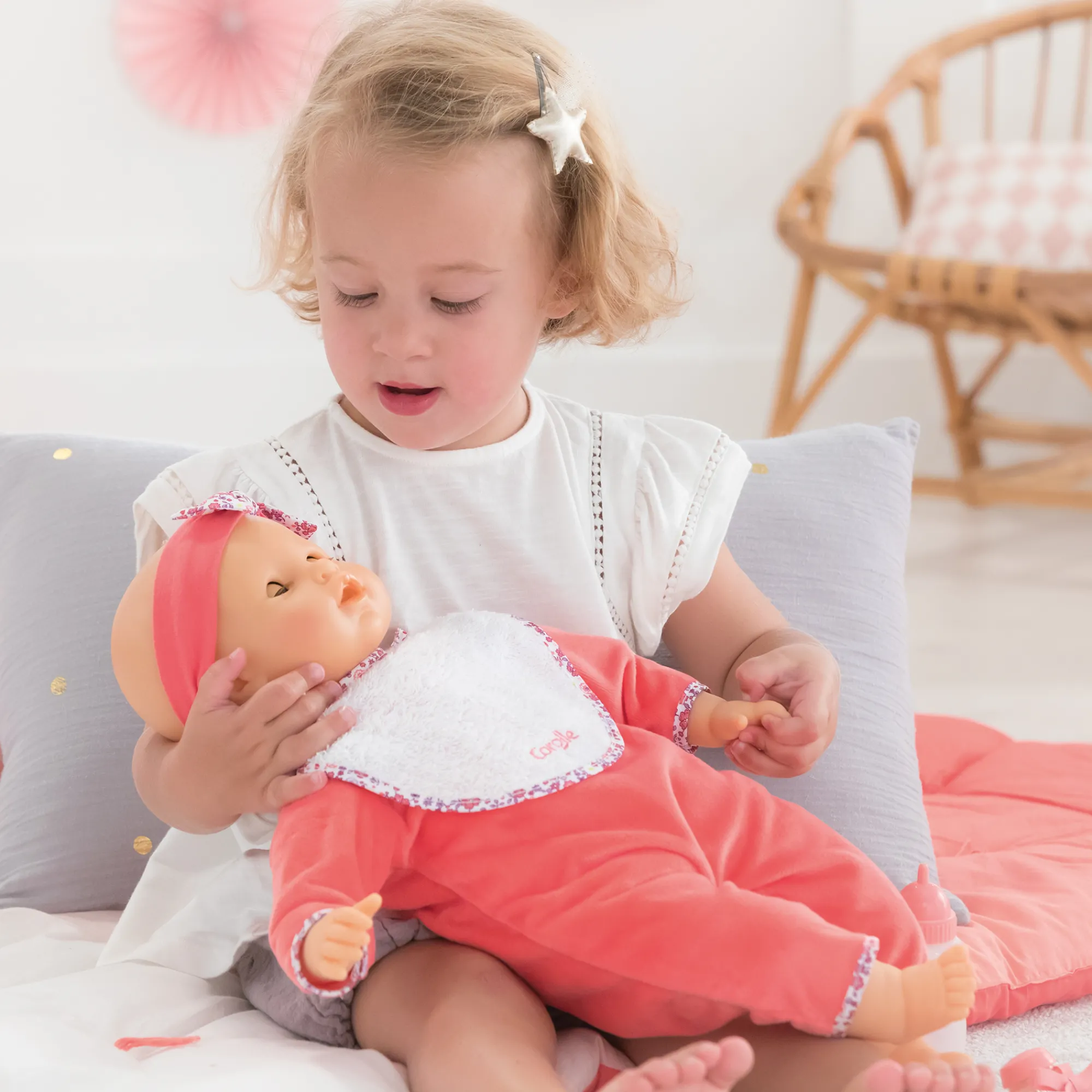 Corolle Lila Chérie se balade en Poussette Canne Sauge